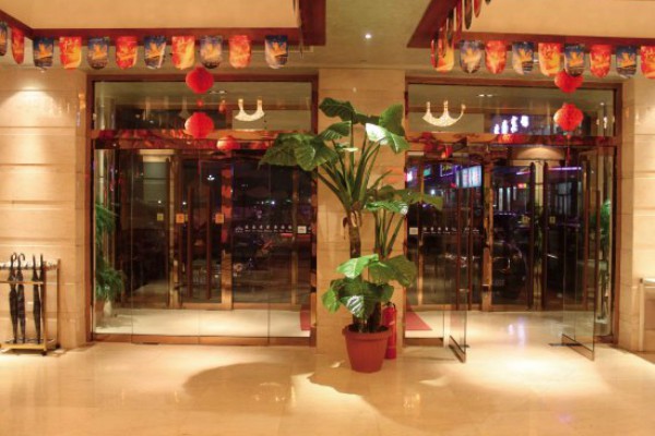 山城夜未央，雷电共舞时